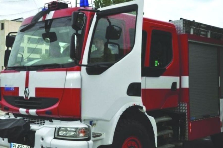 Два екипа пожарникари гасиха над три часа горяща селска къща