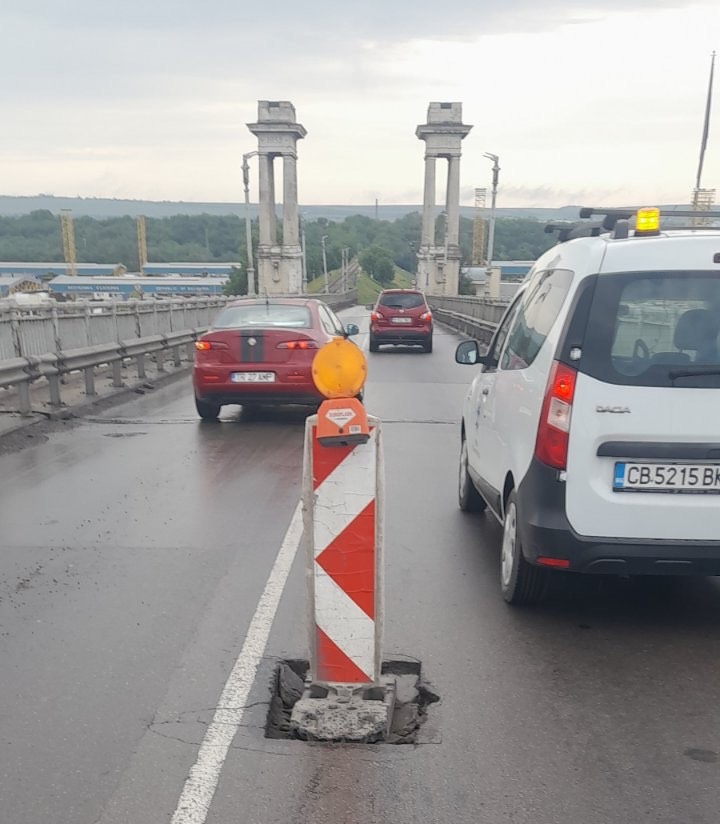 Дупка по Дунавмост, шофьорите да карат с повишено внимание!
