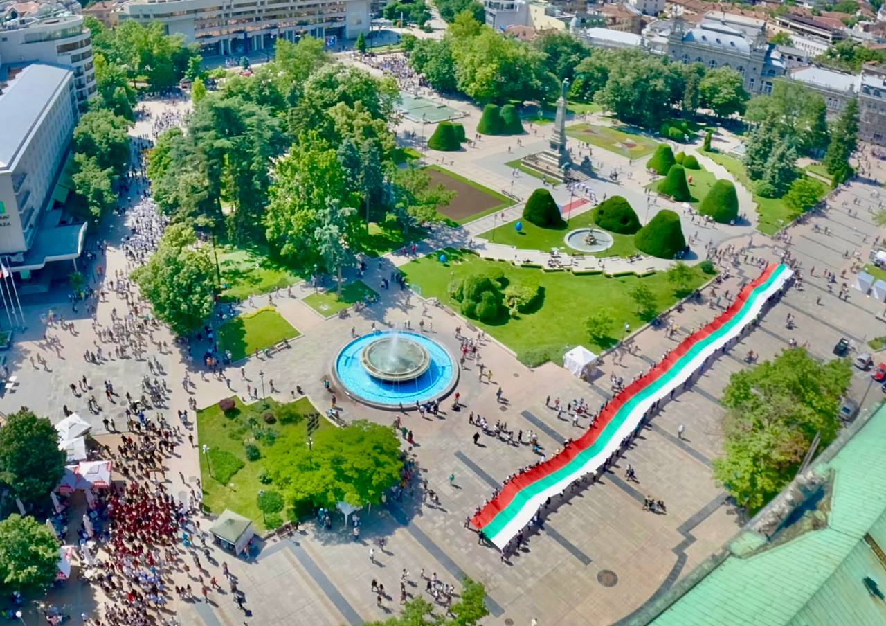 На 24 май в Русе: Шествие с 60-метров трибагреник и празничен концерт-спектакъл (СНИМКИ)