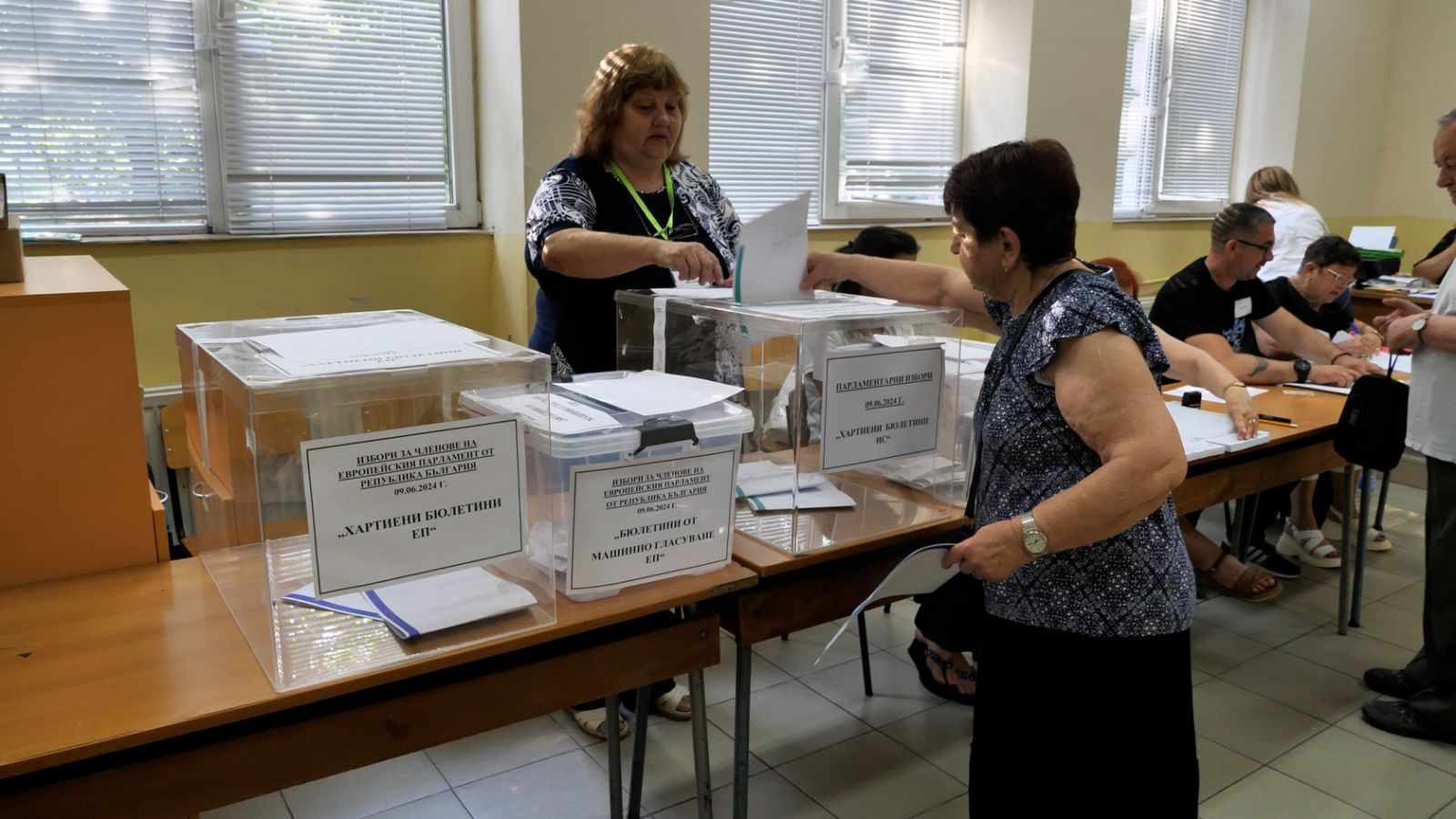 Изборите в Русе: Една жена си тръгна сърдита, че не успяла да гласува машинно