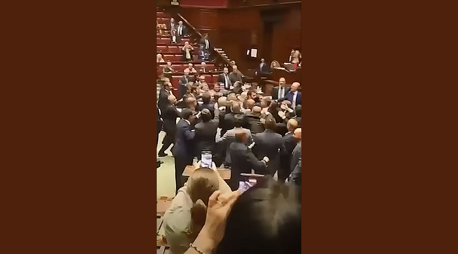 Парламентарни страсти: Изведоха депутат с инвалидна количка след бой в пленарната зала (ВИДЕО)