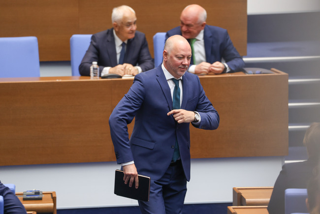 След повече от 3 часа дебати: Депутатите не избраха Росен Желязков за министър-председател