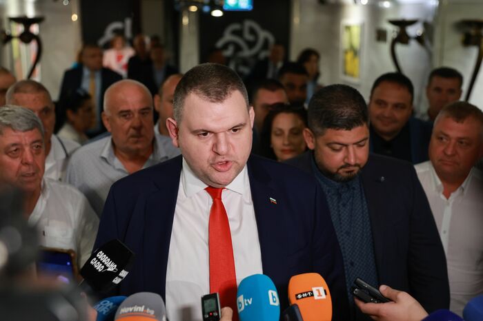 Пеевски разкри за натиск срещу областни председатели на ДПС, готов е да се срещне с Доган