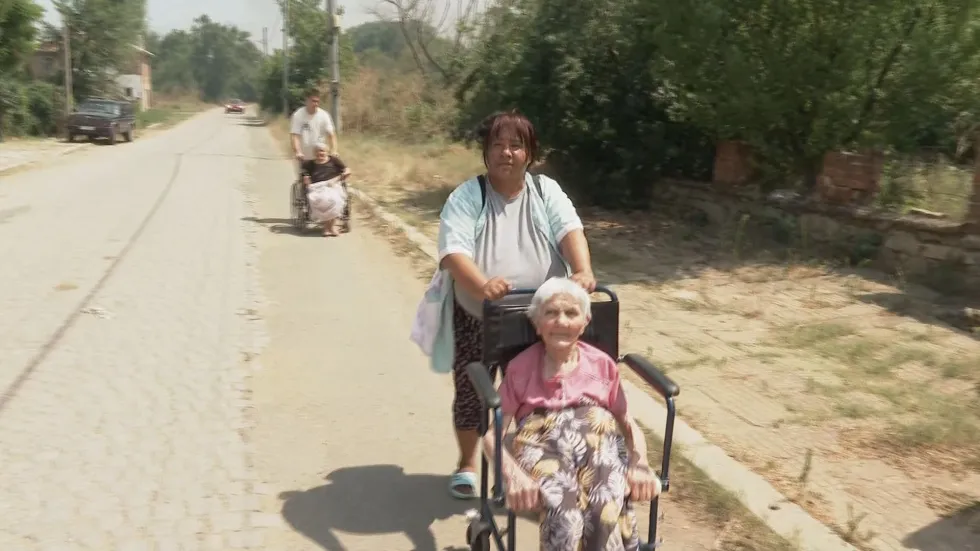 Спасени са обитатели на старчески дом от пламнало ямболско село, жителите се евакуират