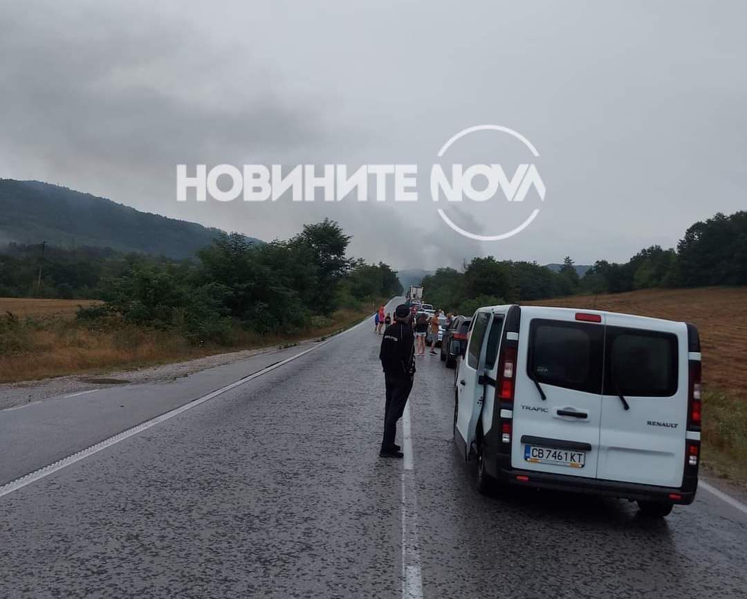 Челен удар между два тира на Хаинбоаз, единият шофьор е загинал