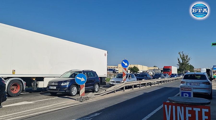 Около 600 метра колона от автомобили на "Кулата", интензивен трафик и на някои ГКПП с Румъния, Сърбия и Турция