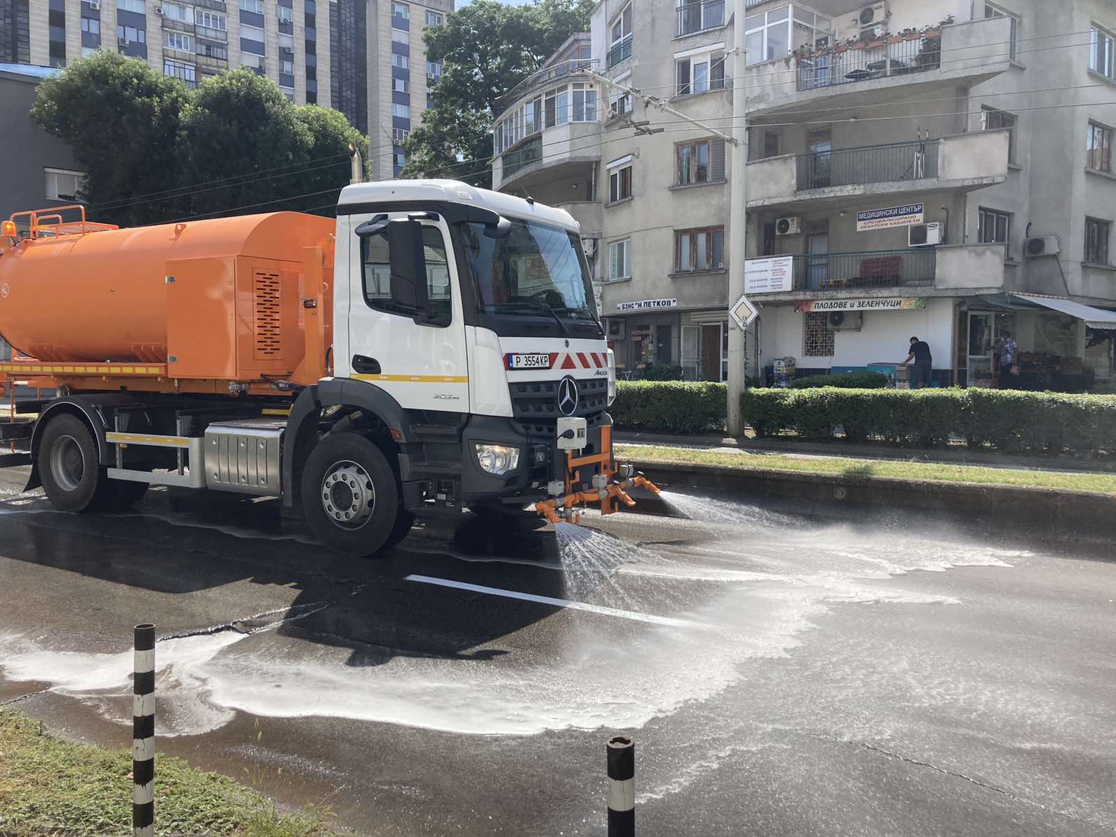 Продължава миенето на уличните платна и булеварди в Русе