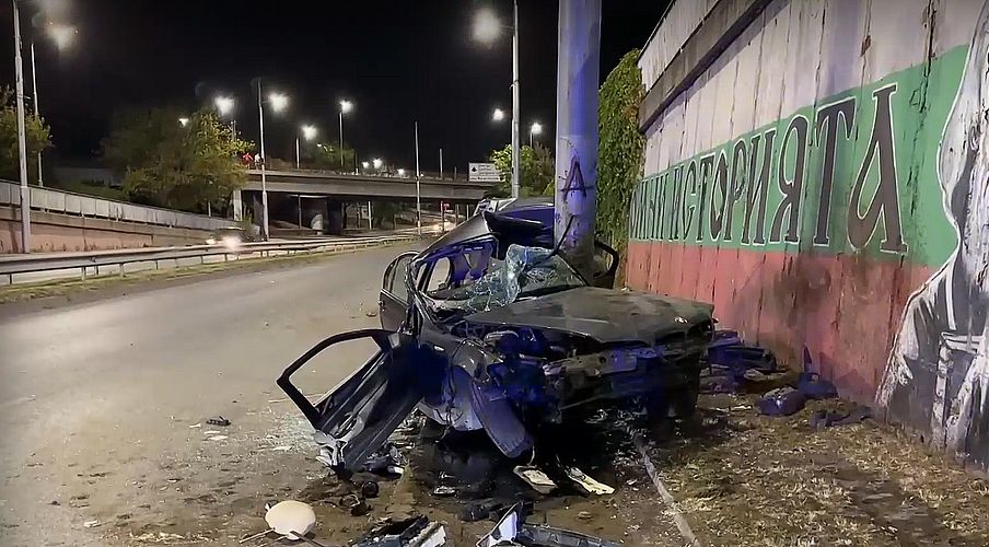 Младеж загуби живота си в зверска катастрофа - колата му се усукала около стълб