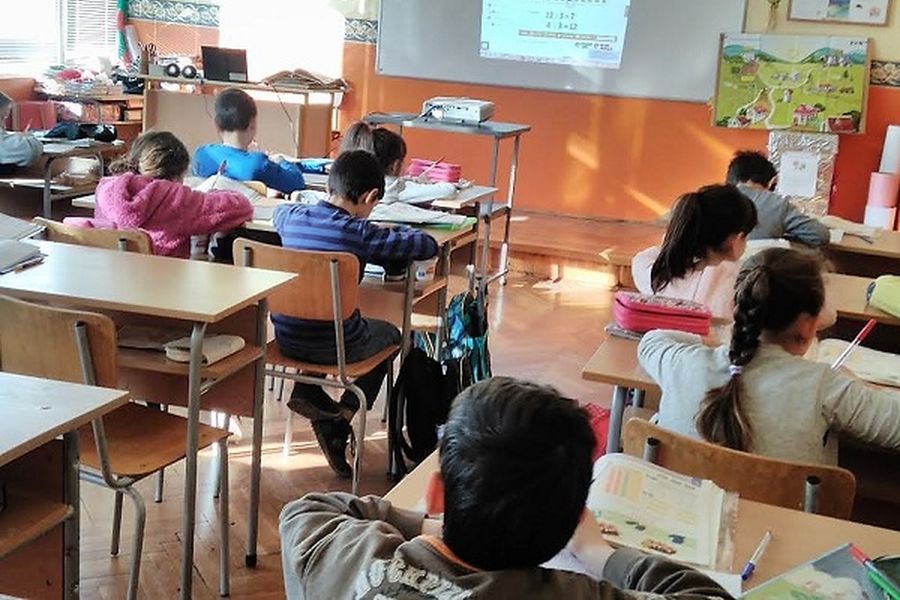 Учениците у нас почиват по-малко, но води ли това до по-добри резултати в училище?