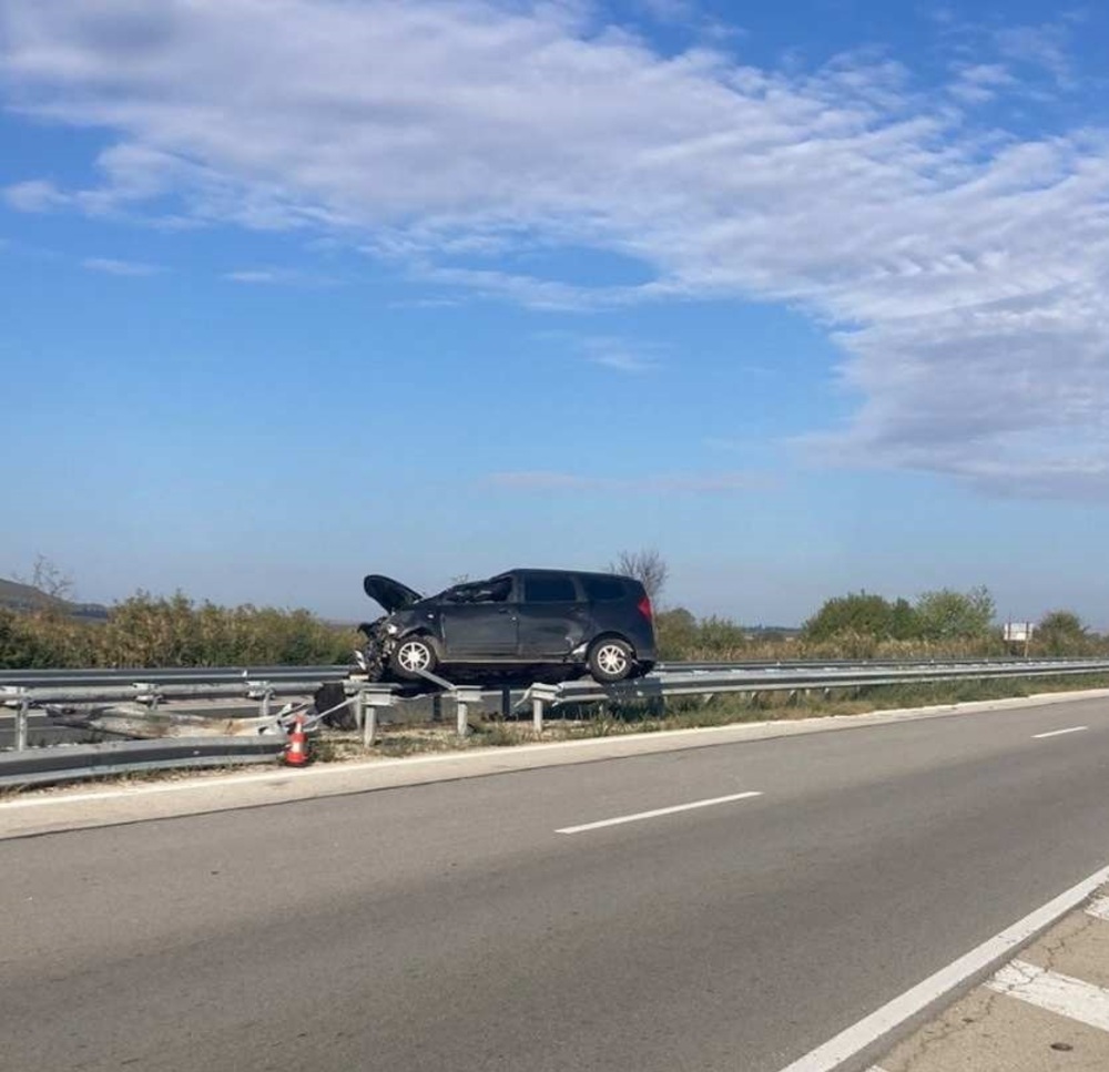 Автомобил се качи на мантинела и временно ограничи движението по АМ "Хемус"