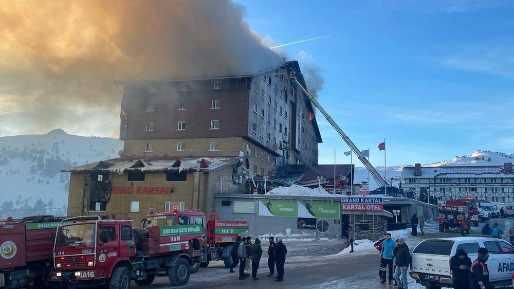 Десет загинали и 32-ма ранени при пожар в хотел в курортен център