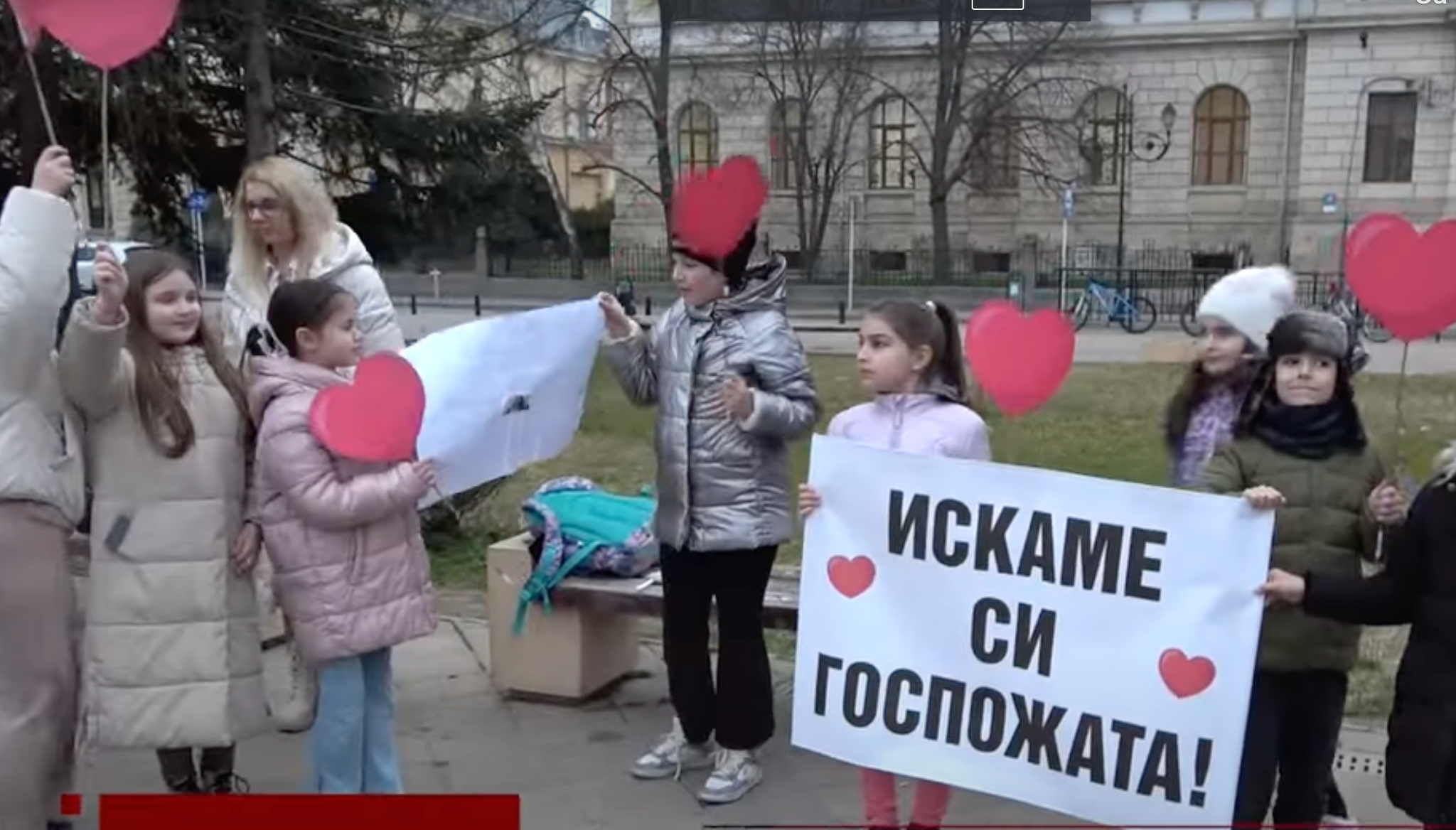 Драмата с уволнената учителка продължава: Децата плачат, майки и баби тичат към СУ"Христо Ботев"