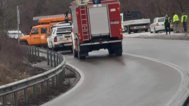 Трима пострадаха при челен сблъсък между автомобили