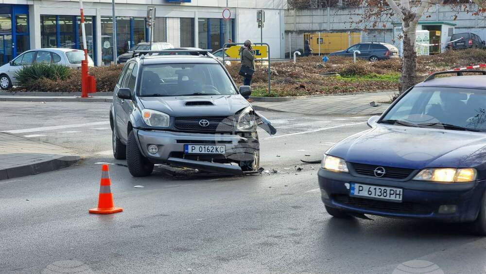 Майка с бебе и дете е с опасност за живота, пометени от кола на тротоар в Русе