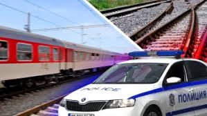 Товарен влак блъсна автомобил на жп прелез, двама души са в болница