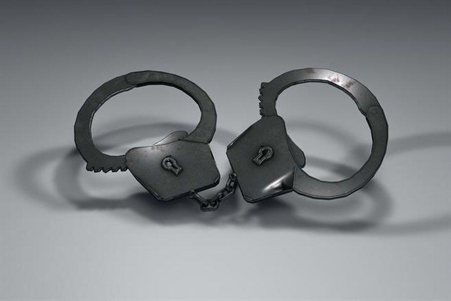 Стабилно почерпен и дрогиран мъж плаши приятелката си с брадва, налетял и на полицаи