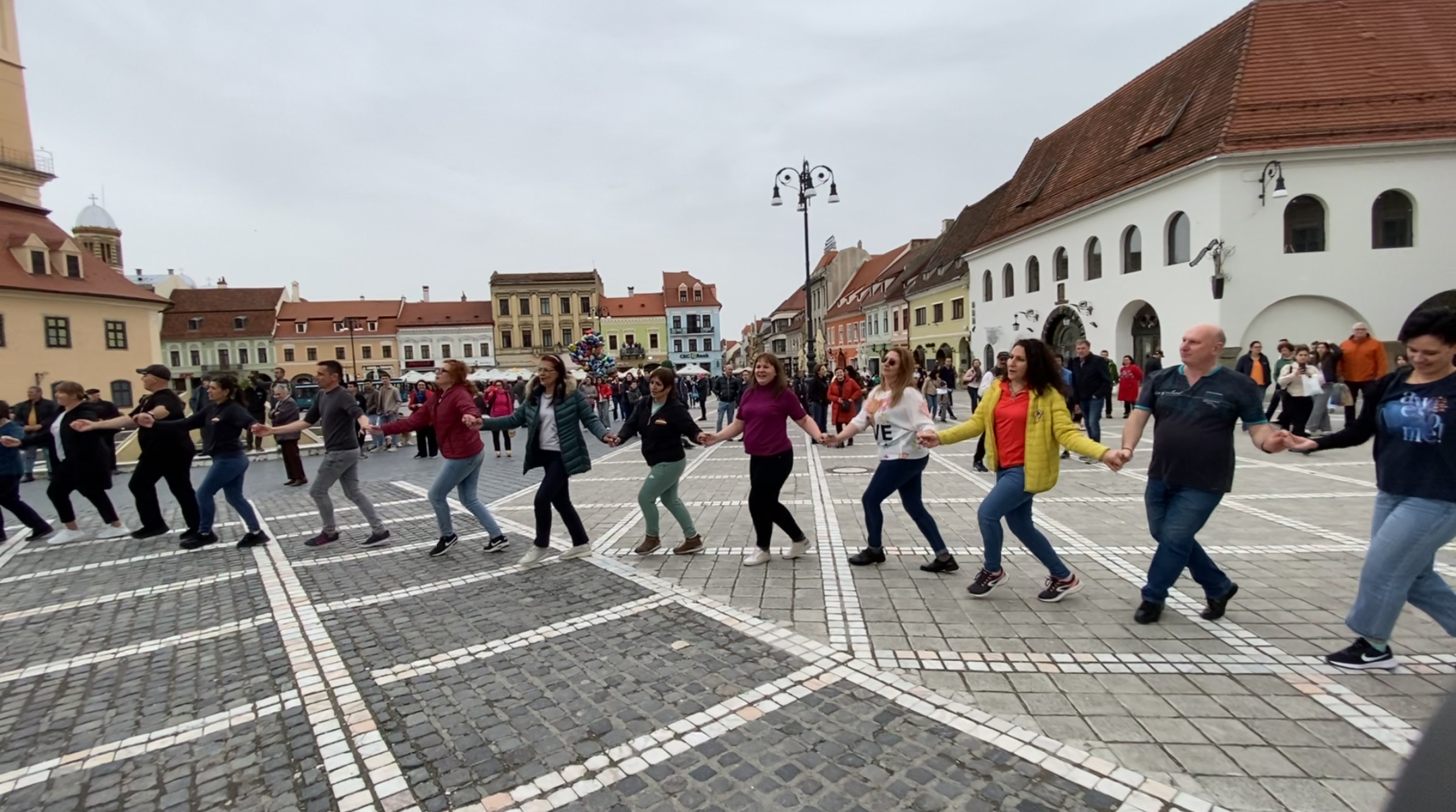 Танцьорите от "Нашенци" тропнаха български хора на площада в Брашов, Румъния