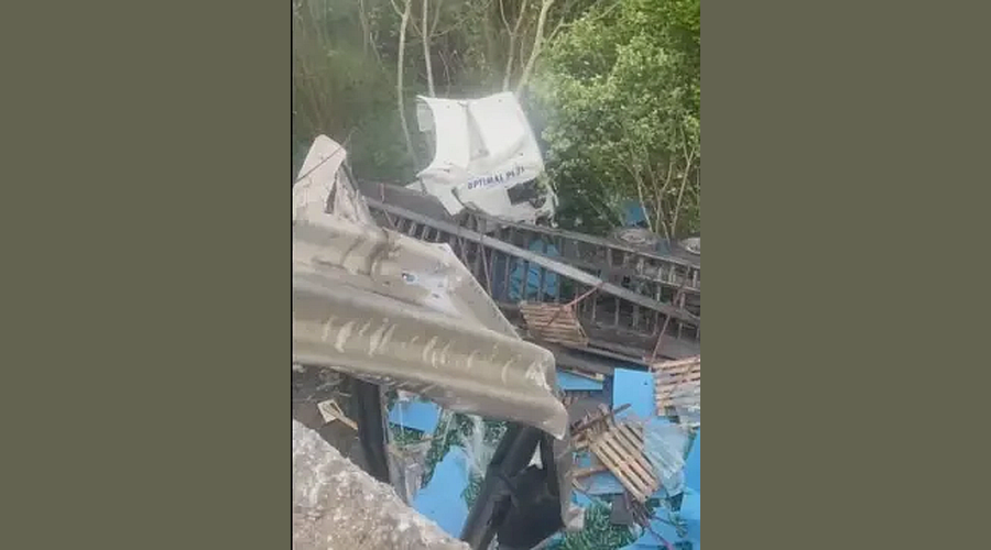 Затруднено придвижване през Прохода на Републиката - вадят паднал в пропаст тир