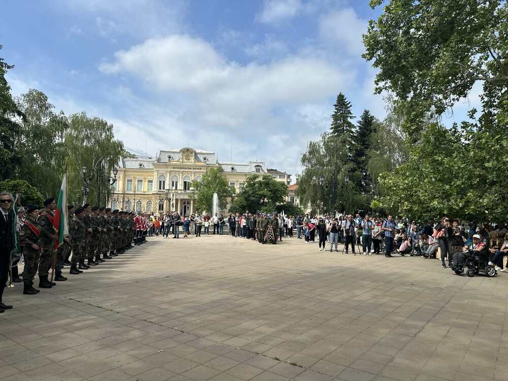 С тържествена церемония и благодарствен молебен бе отбелязан Празникът на Русе