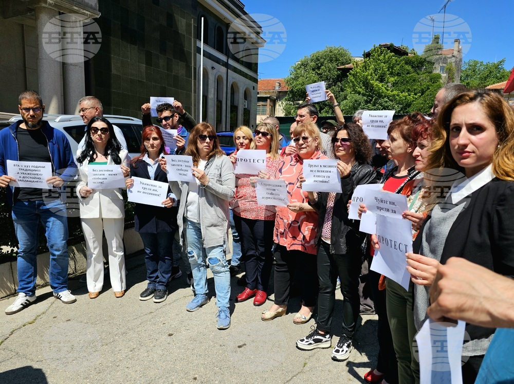 Протест на работещите в обществените медии в Русе за достойни възнаграждения