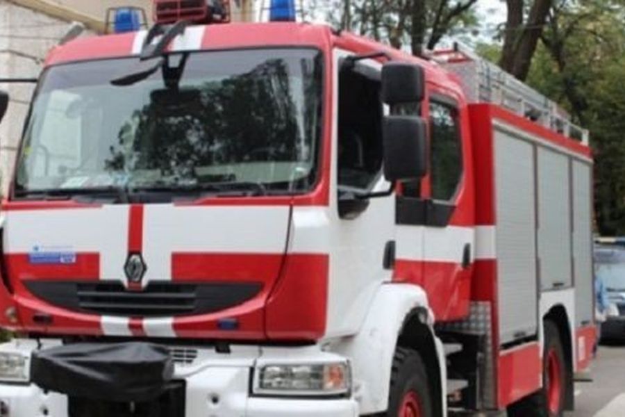 Близо три часа гасиха пламнали сухи треви пожарникари от Сливо поле