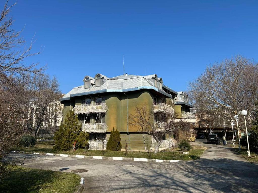 Как две директорки отдадоха без търг училищна почивна база в „Св. Константин и Елена“, на 5 мин. от плажа, …за 833 лв на месец