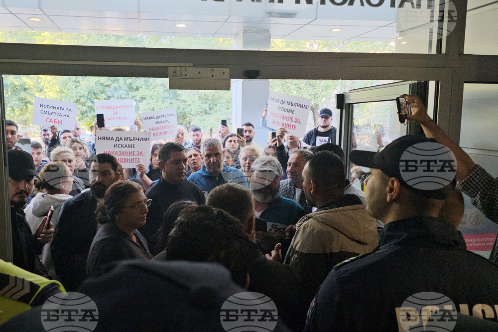 С викове "Убийци" близки на починалата родилка в Русе нахлуха в болница "Канев"
