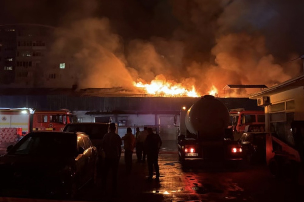 Голям пожар в Букурещ, използват булдозери в гасенето (ВИДЕО)